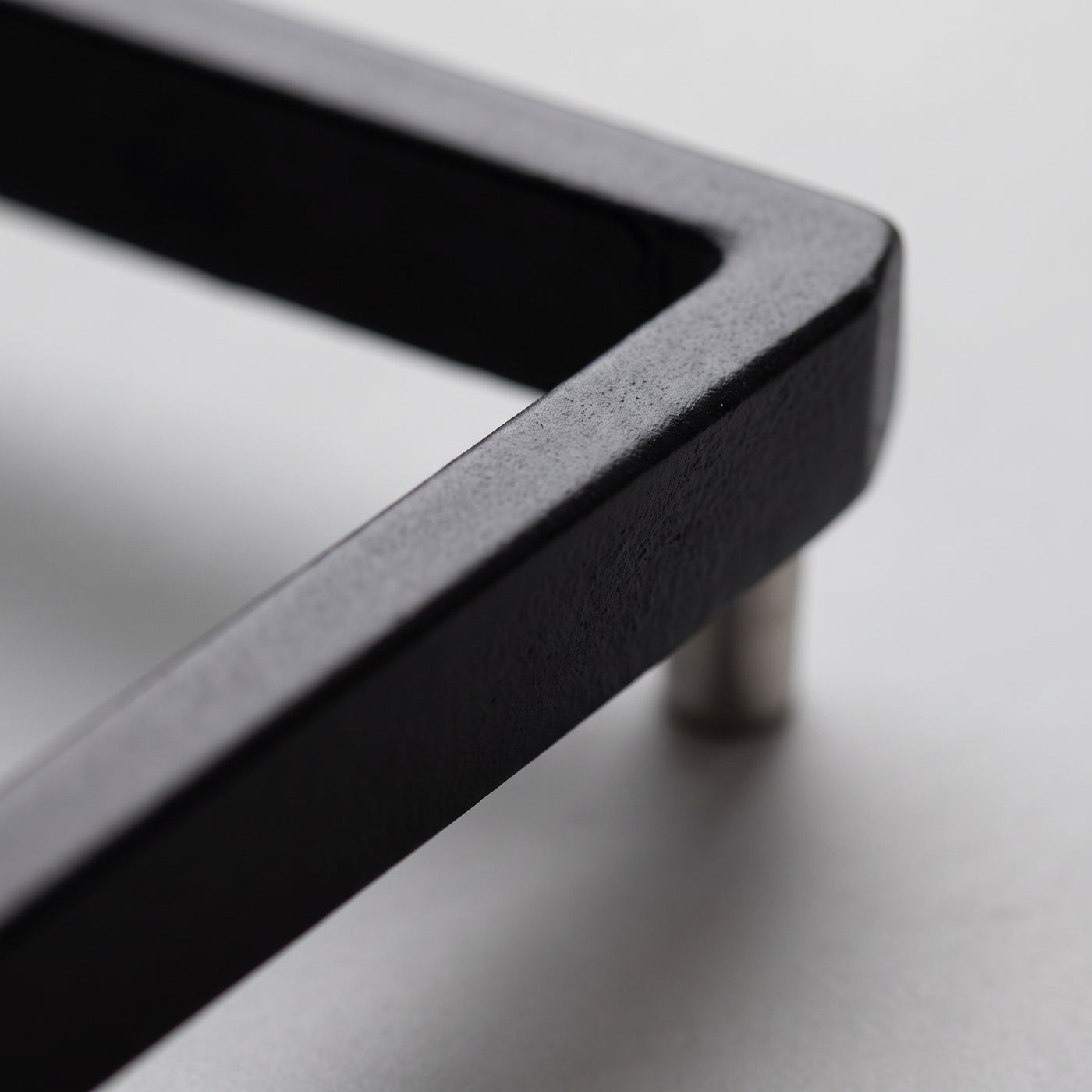 Zbliżenie na odlewaną krawędź i punkt montażowy czarnej cyfry 3D