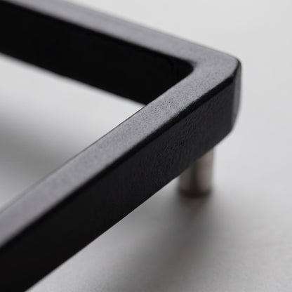 Zbliżenie na odlewaną krawędź i punkt montażowy czarnej cyfry 3D