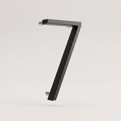 Czarna cyfra 3D z cynku 125 mm — zdjęcie produktowe na jasnym tle studyjnym