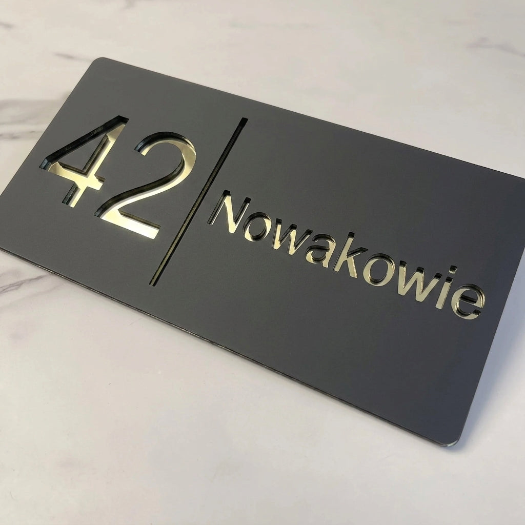 Tabliczka na skrzynkę pocztową — widok z przodu, numer 42 i nazwisko Nowakowie