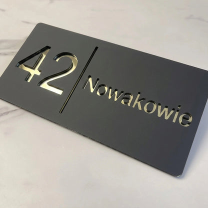 Tabliczka na skrzynkę pocztową — widok z przodu, numer 42 i nazwisko Nowakowie