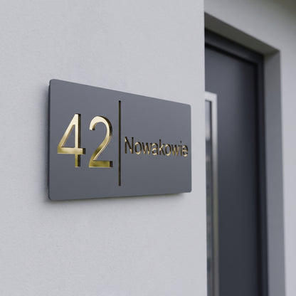 Tabliczka na skrzynce pocztowej z numerem 42 i nazwiskiem Nowakowie