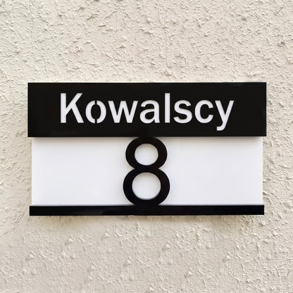 Tabliczka pozioma 28×16 — widok z przodu, czarny pas z nazwiskiem Kowalscy i numer 8