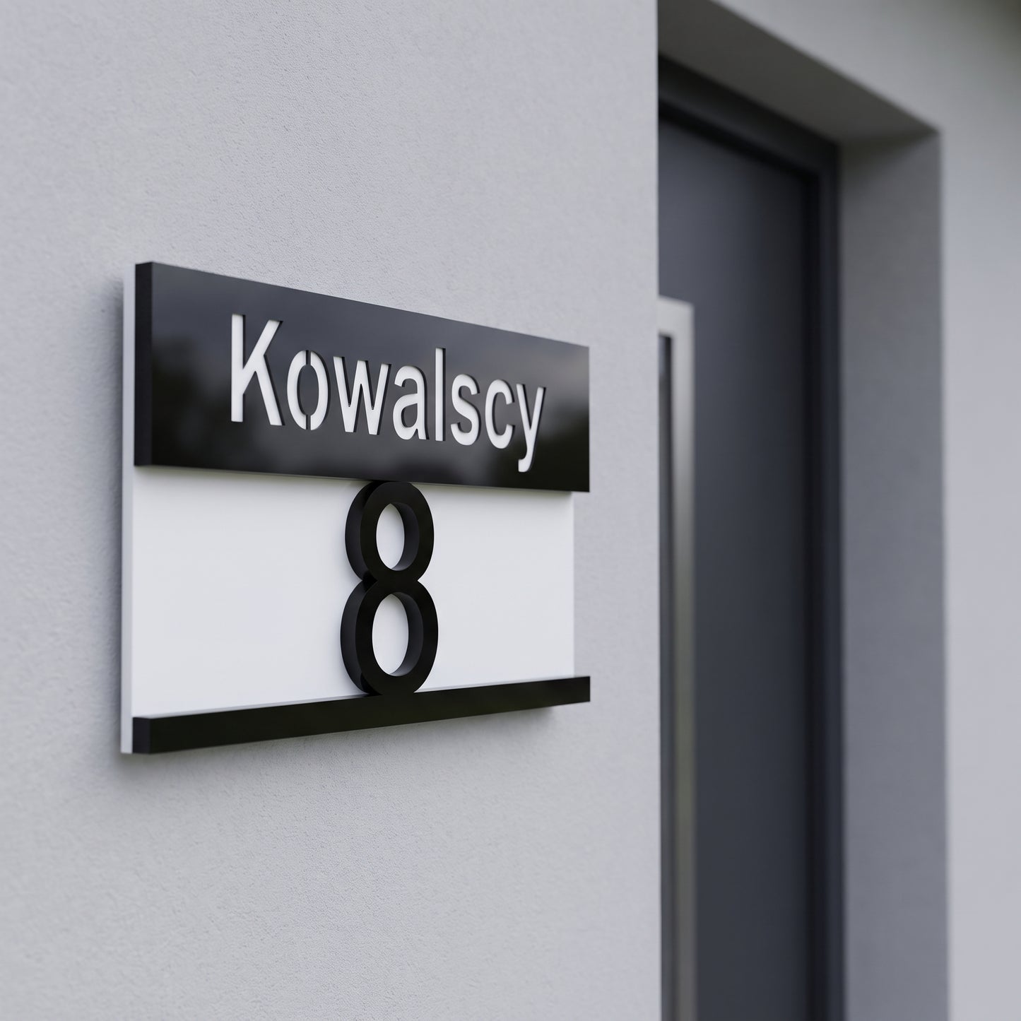 Tabliczka pozioma 28×16 z nazwiskiem Kowalscy i numerem 8 na elewacji domu