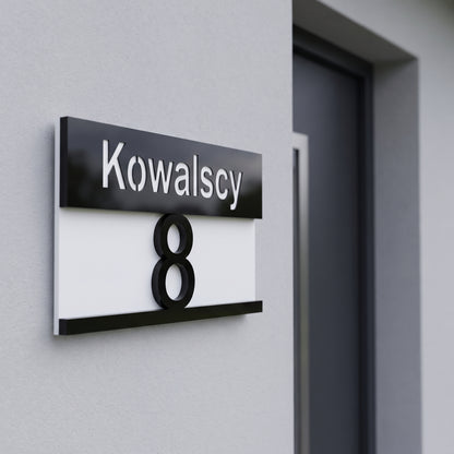 Tabliczka pozioma 28×16 z nazwiskiem Kowalscy i numerem 8 na elewacji domu