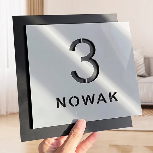 Tabliczka na drzwi — widok z przodu, numer 3 i nazwisko Nowak
