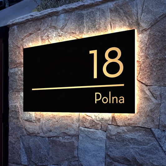 Onvela Halo — widok z przodu, podświetlany numer 18 i nazwa ulicy Polna