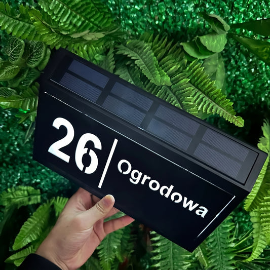 Solarna tabliczka box 28×18 — widok z przodu, numer 26 i nazwa ulicy Ogrodowa