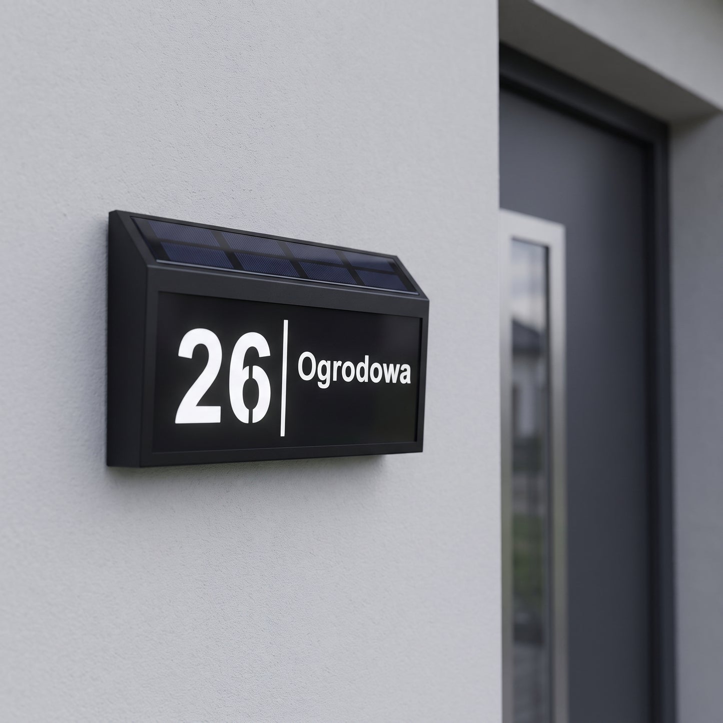 Solarna tabliczka box 28×18 z numerem 26 i nazwą ulicy Ogrodowa przy wejściu do domu