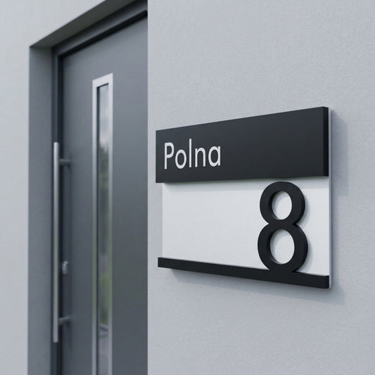 Tabliczka pozioma 28×16 bez podświetlenia — czarny pas z nazwą ulicy Polna i czarny numer 8 na białym panelu