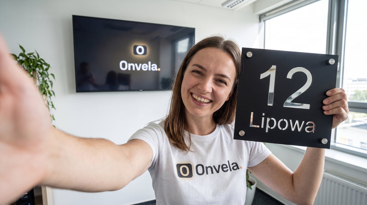 Pracownica Onvela z tabliczką adresową 12 Lipowa