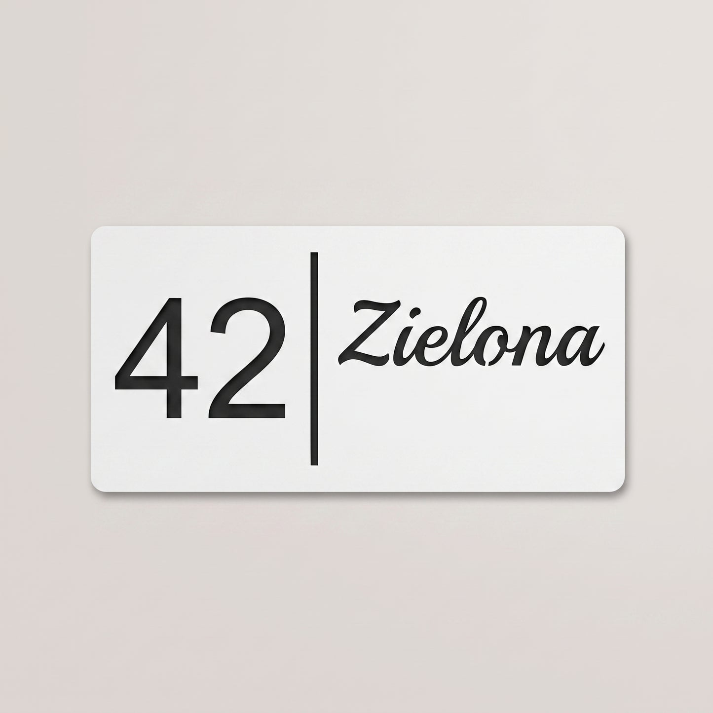 Biała tabliczka, czarne litery