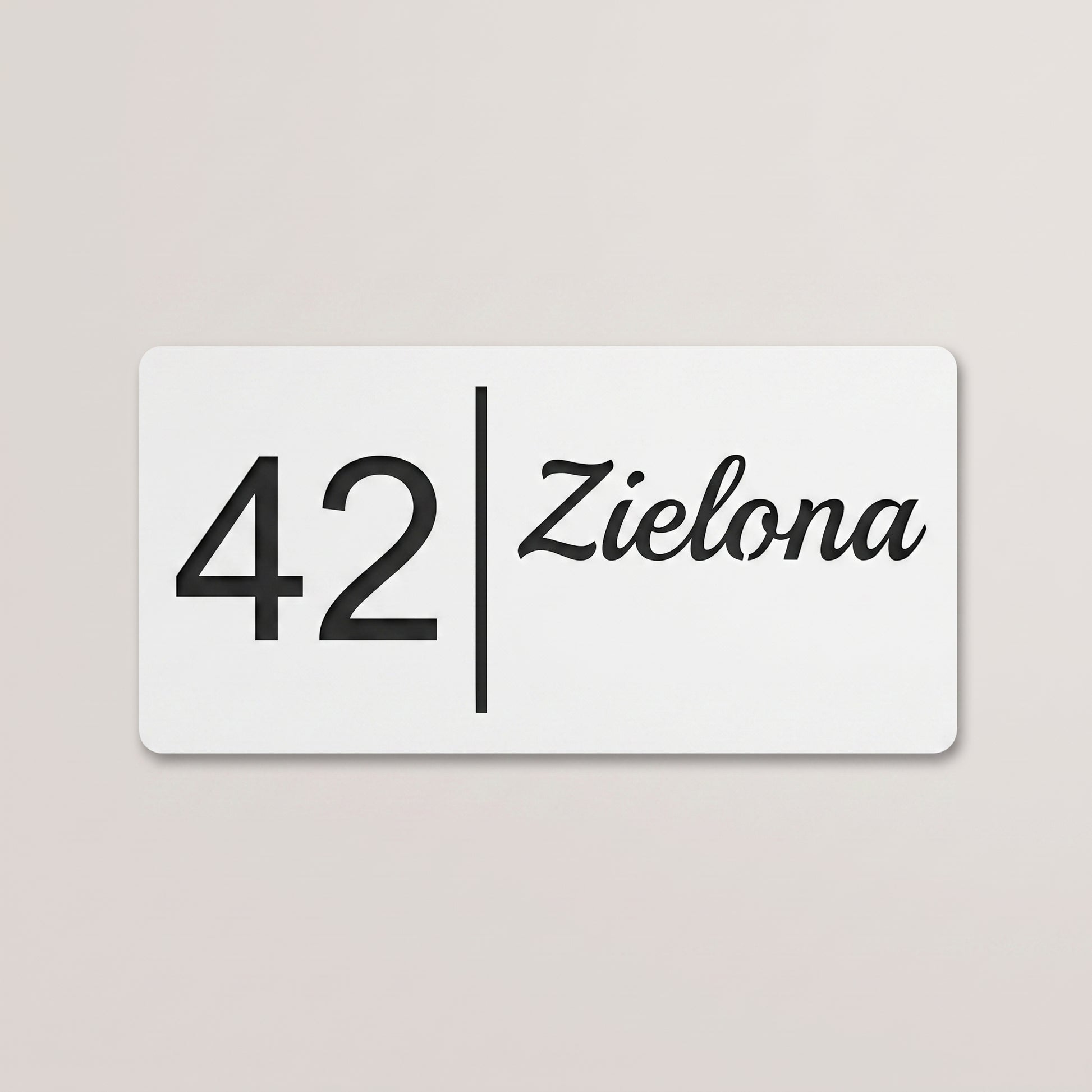 Biała tabliczka, czarne litery