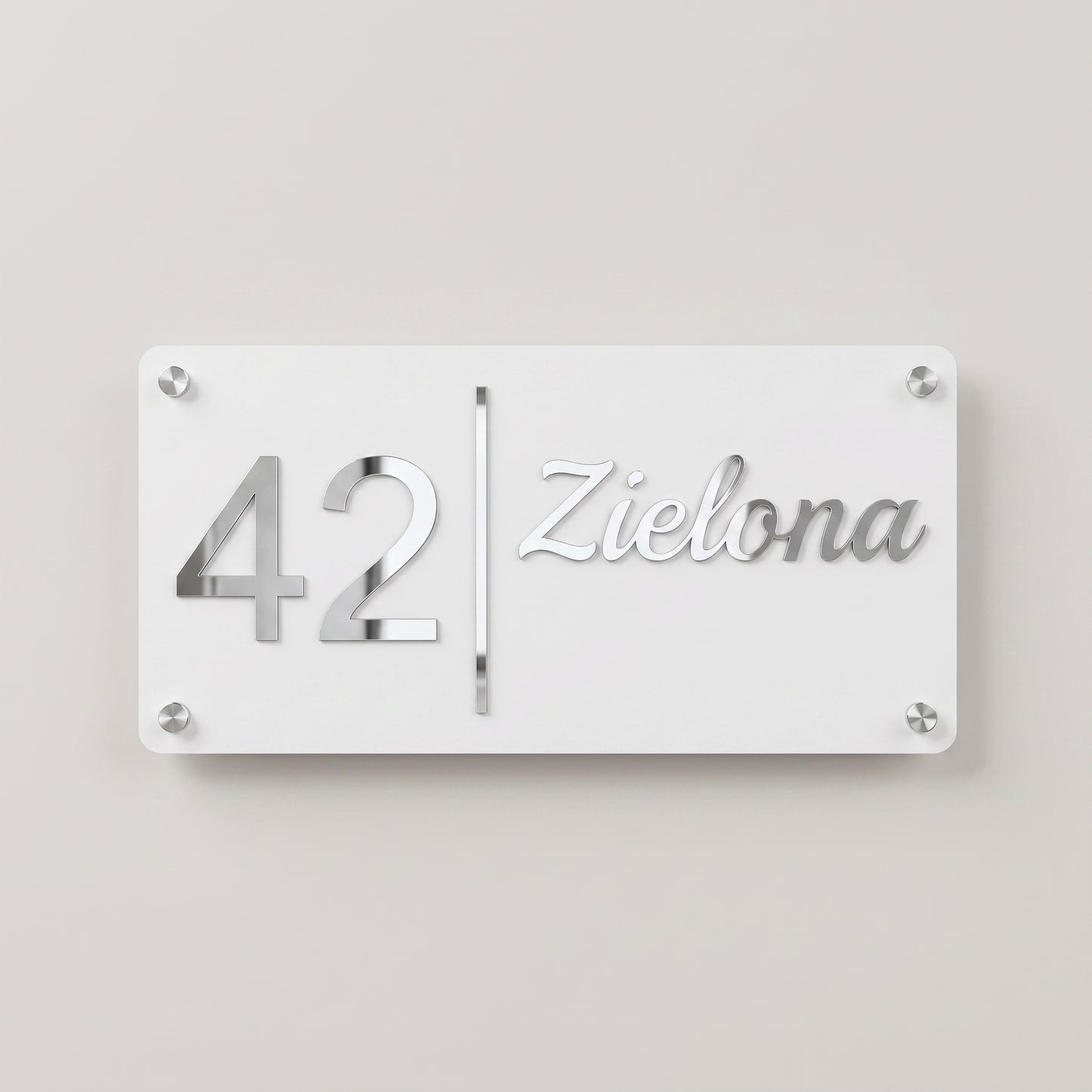 Biała tabliczka, srebrne litery