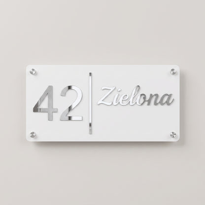 Biała tabliczka, srebrne litery