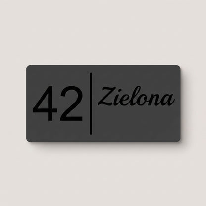 Czarna tabliczka, czarne litery