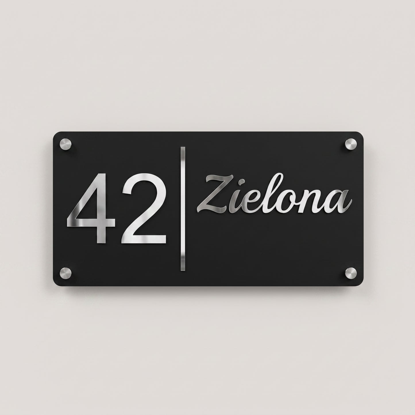 Czarna tabliczka, srebrne litery