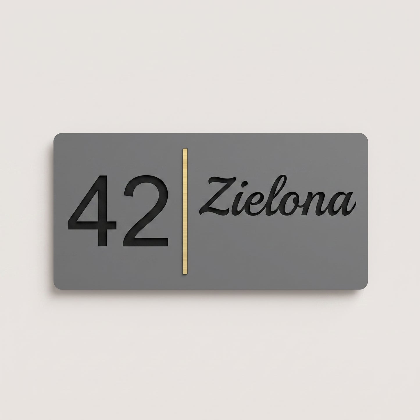 Szara tabliczka, czarne litery