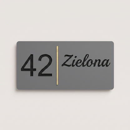 Szara tabliczka, czarne litery